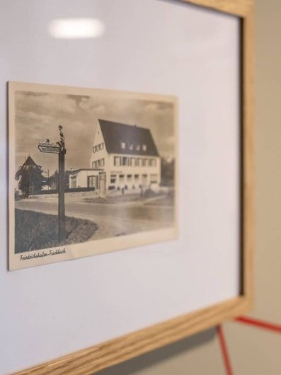 Geschichte des Hotel Maier Historienwand Geschichte Hotel Maier