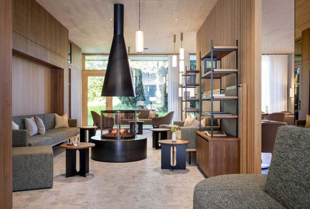 Hotellobby mit Kamin – Seegut Zeppelin