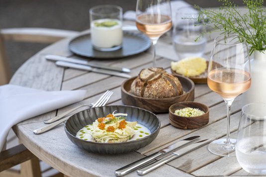 Angerichteter Tisch auf der Terrasse des Hotelrestaurants Pinus – Seegut Zeppelin