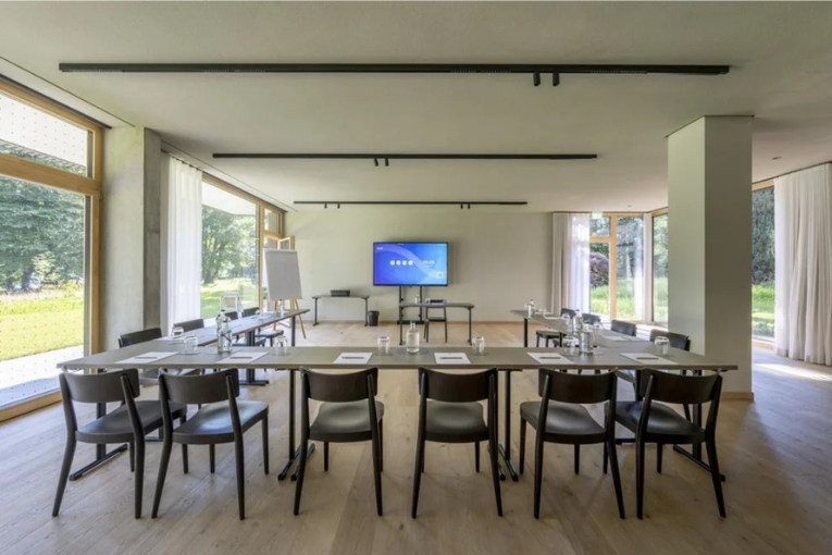 Saal mit Tischen und Stühlen