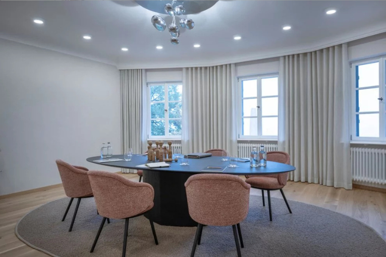 Runder Tisch mit Stühlen