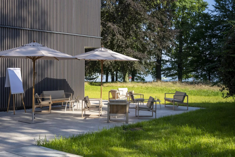 Terrase mit Wiesen und Stühlen Hotel Seegut Zeppelin Terrase mit Wiesen und Stühlen