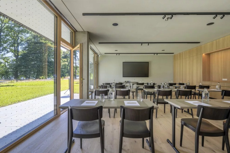 Raum mit Tischen und Stühlen