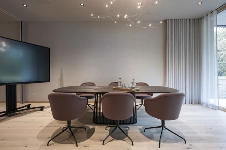 Tisch mit sechs Stühlen